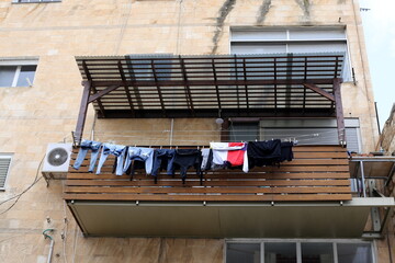 Outside the window, laundry is being dried on a rope on the facade of the building.