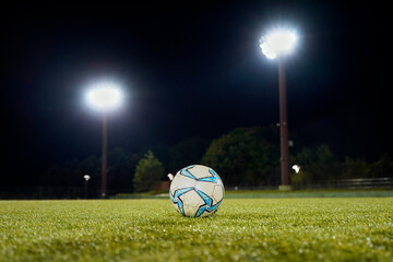 サッカーボールとサッカーグラウンド © west_photo