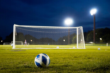 サッカーボールとサッカーグラウンド