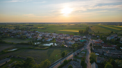 Zachód słońca nad miasteczkiem © DronePowerStudio