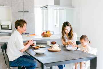 赤ちゃんにご飯を食べさせる女性（家）
