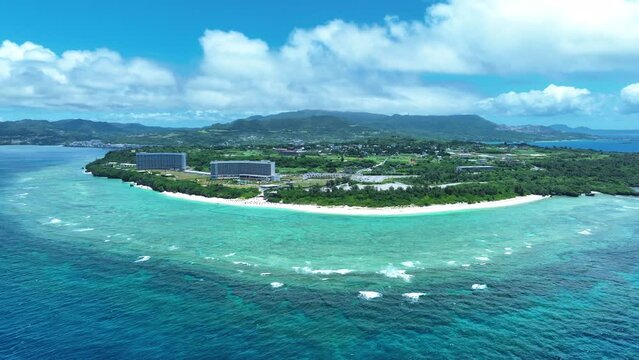 瀬底島と瀬底ビーチ　ドローン映像