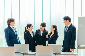新入社員の日本人女性とビジネスマン
