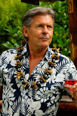 Älterer Mann im Hawaii-Hemd