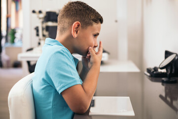Fototapeta premium A child puts on a contact lens in an optician.