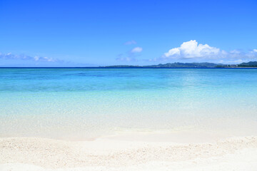 沖縄の美しい青い海