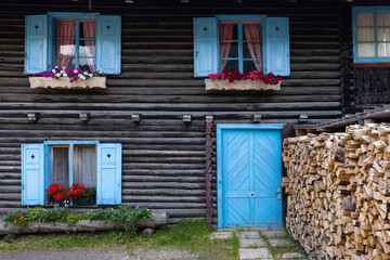 Naklejka premium Pintoresca fachada de casa de madera tradicional de los alpes italianos