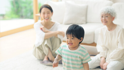 Fototapeta premium 男の子と遊ぶ家族 三世代ファミリー