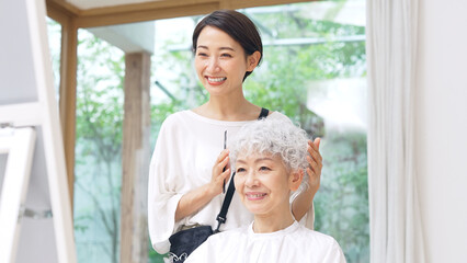 シニア女性と美容師　訪問美容