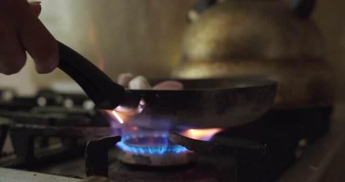 Primer Plano De Llama De Fuego Calentando Sartén En Cocina De Casa Friendo Cebolla.