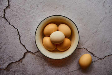 jaja karze w białej misce 