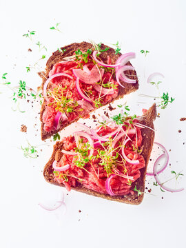 Slice of bread with pork and red onions