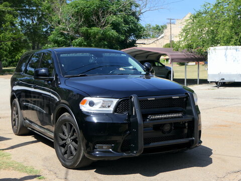 Polizeiwagen vor Polizeistation in den USA