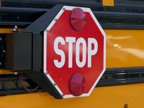 Stop-Zeichen auf einem Schulbus in den USA