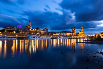 Fototapeta na wymiar Dresden Panorama am Elbufer mit Blick auf die Frauenkirche