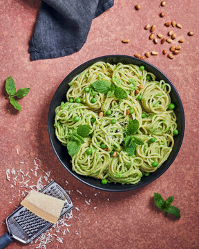 Spaghetti with mint and pea pesto