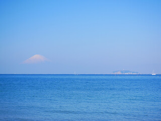日本、神奈川県、葉山町、森戸海岸から見る富士山と江ノ島