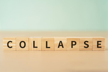 崩壊のイメージ｜「COLLAPSE」と書かれたブロック
