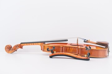 Violino acustico di pregio con poggia spalla su superficie bianca con spazio per testi