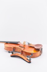 Fototapeta na wymiar Violino acustico di pregio con poggia spalla su superficie bianca con spazio per testi