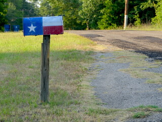 amerikanischer Briefkasten mit Texas-Flagge bemalt