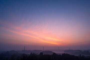 春のブルーアワーの朝焼け