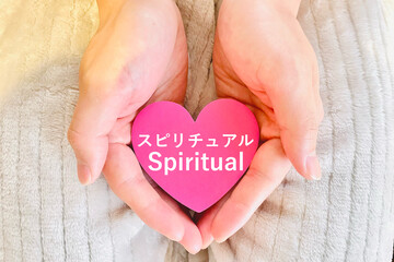 スピリチュアル　ハートを持つ手