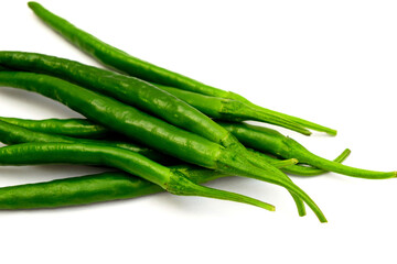 白背景の青唐辛子　コピースペースあり Green chili peppers (chile verde) on white background with copy space