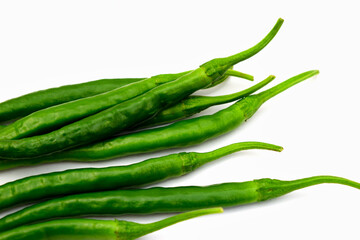 白背景の青唐辛子　コピースペースあり Green chili peppers (chile verde) on white background with copy space