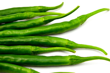 白背景の青唐辛子　コピースペースあり Green chili peppers (chile verde) on white background with copy space