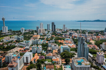 Obraz premium Der Big Buddha Pattaya, auch Wat Phra Khao Yai bekannt, liegt auf dem höchsten Punkt der Stadt und ist 18 Meter hoch. Eine der schönsten Aussichten über Pattaya.