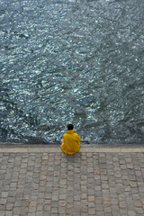 Homme en jaune seul sur les quais de Seine