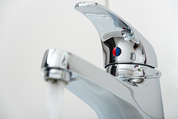 Warm und Kaltwasser Mischbatterie Wasserhahn in einem Badezimmer einer Wohnung