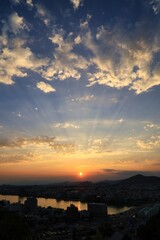 オレンジ色に染まる綺麗な夕焼け空