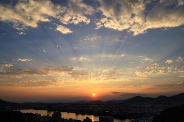 オレンジ色に染まる綺麗な夕焼け空