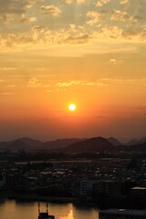 オレンジ色に染まる綺麗な夕焼け空