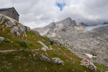 eine gemischte Gruppe Bergsteiger auf dem Weg zur Simonyhütte am Dachstein in den nördlichen Kalkalpen von Österreich
