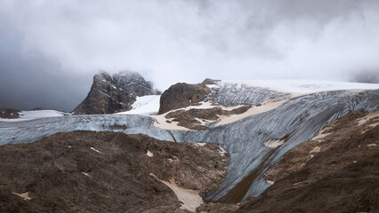 der Hallstätter Gletscher gesehen von der Simony Hütte in 2022 Juli mit riesigen aperen...