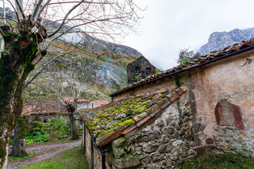 Casa de pueblo junto a la montaña 