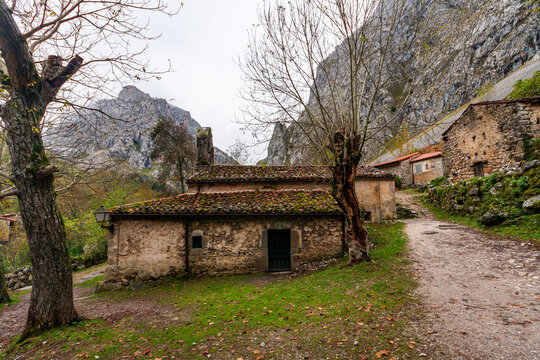 Casa junto al camino en un pueblo de monta&ntilde;a 