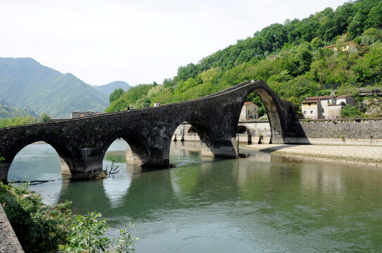 Magdalenenbrücke Am Fluss Serchio