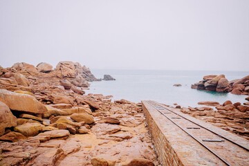 Plage de Trégastel par mauvais temps en Bretagne