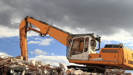 Excavator during the demolition of an old building.
Koparka podczas rozbiórki starego budynku.
