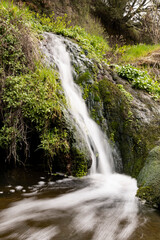 Fototapeta premium Salto de agua y rocas con musgo 
