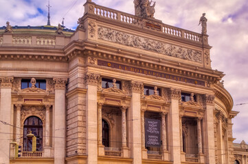 Obraz premium National Opera building in Vienna, Austria.