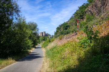 Fototapeta na wymiar Wanderweg an der Lahn und historische Burg in Runkel
