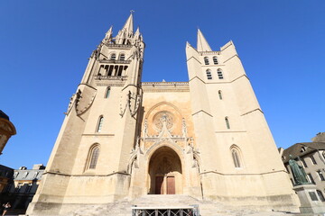 Fototapeta na wymiar La cathédrale Notre Dame de Mende, de style gothique, vue de l'extérieur, ville de Mende, département de la Lozere, France