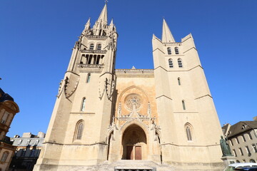 Fototapeta na wymiar La cathédrale Notre Dame de Mende, de style gothique, vue de l'extérieur, ville de Mende, département de la Lozere, France