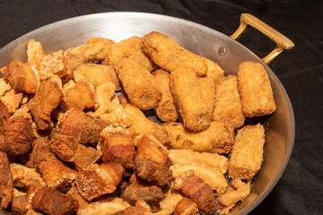 Pan with a mix of torresmo (crackling) and fried banana
