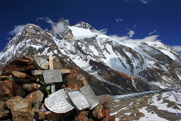 Gilkey Memorial, een gedenkzuil opgericht om de dood van overleden klimmers van K2 te herdenken. Broadpeak op de achtergrond.